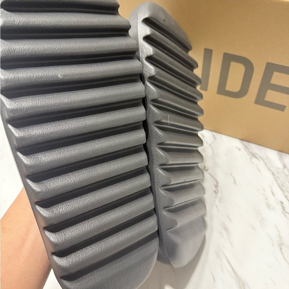 Yeezy Slide Onyx 12 main image 4